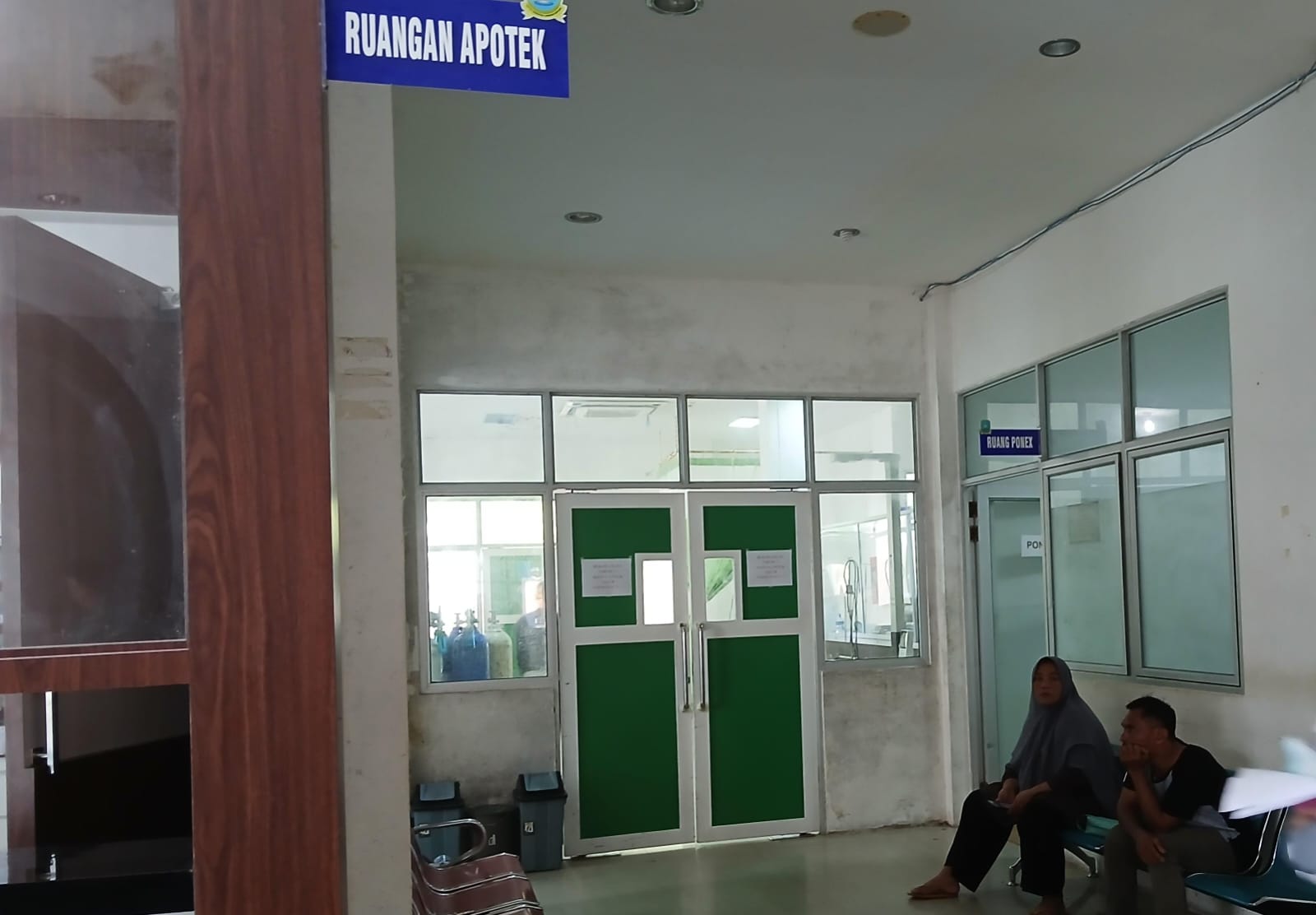 Dua orang warga yang sedang menunggu antrian di RSUD Tarempa. Legislator minta BLUD tingkatkan kualitas layanan.