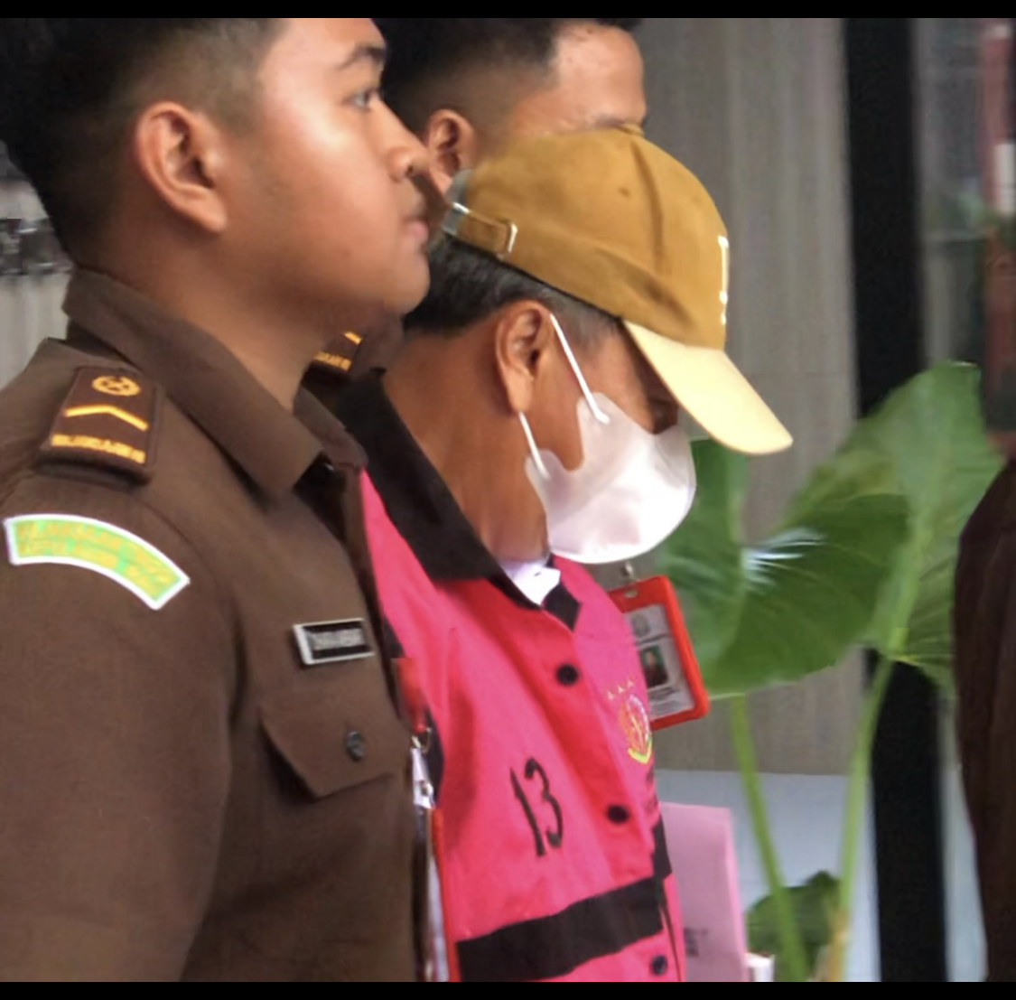 Mantan Plt Dirut PT Batam persero yang jadi tersangka kasus korupsi menyerahkan diri ke jaksa.