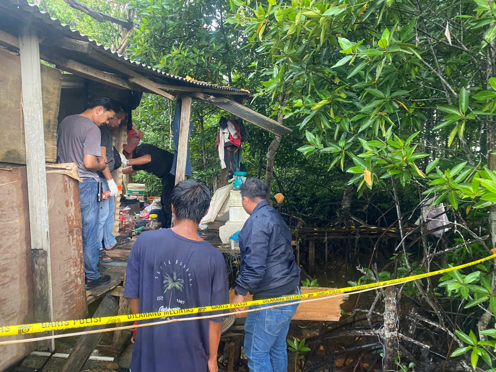 Warga saat mengevakuasi jenazah dari bakau.