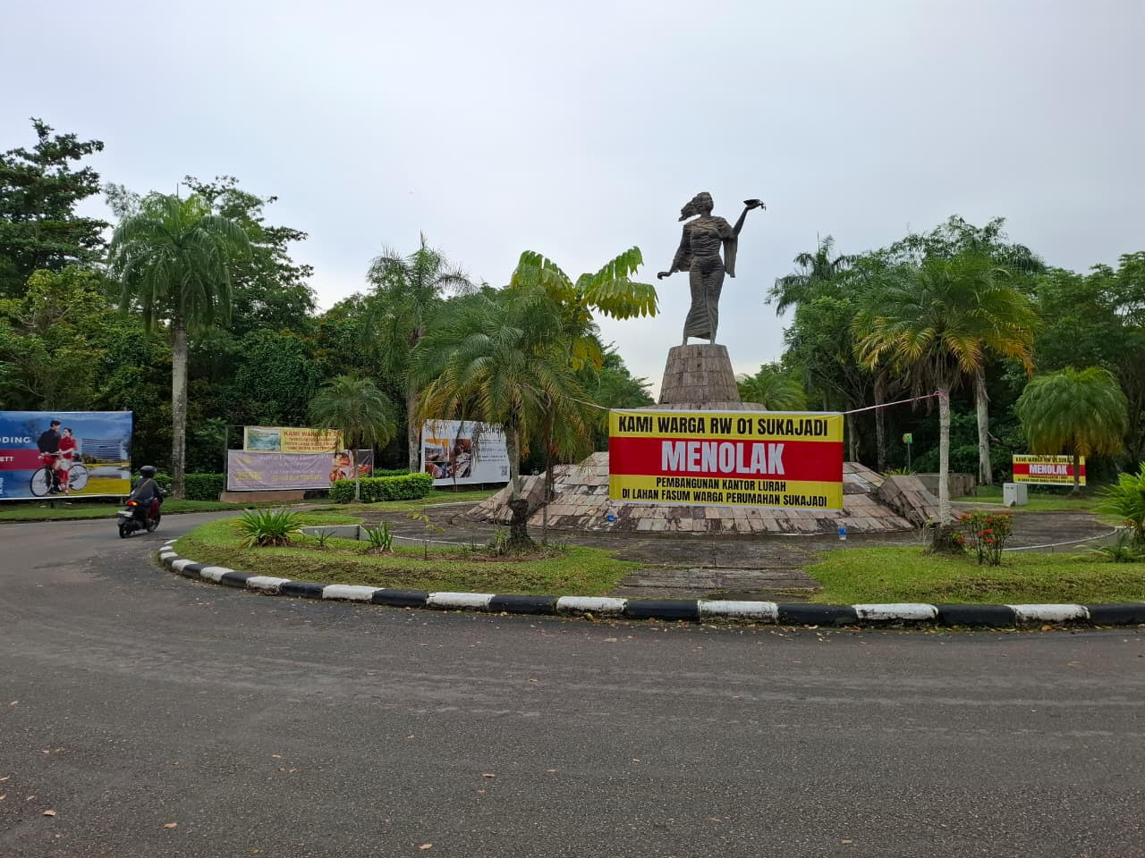 Spanduk penolakan pembangunan kantor lurah masih berjejer di depan perumahan Sukajadi.