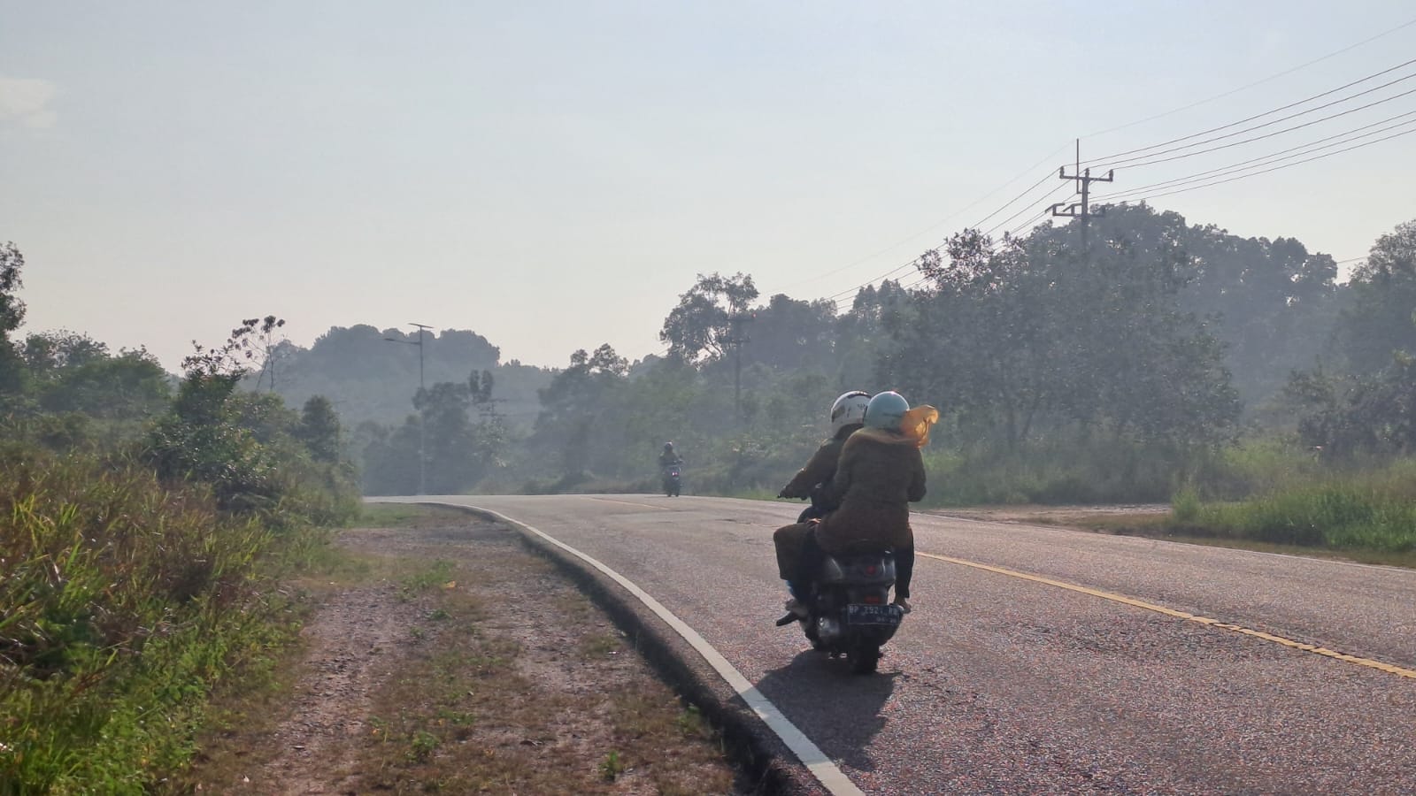 Asap yang menyelimuti jalan raya Busung, Kecamatan Seri Kuala Lobam, Selasa (4/11) pagi.