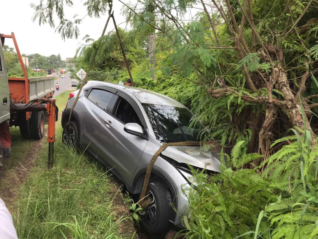 Mobil HRV saat dilakukan evakuasi usai terperosok ke parit Jalan WR Supratman Tanjungpinang, Selasa (4/11).