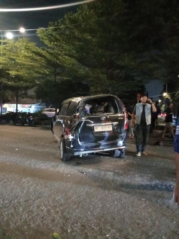 Mobil yang terbalik di jalan depan Vihara Winsor.