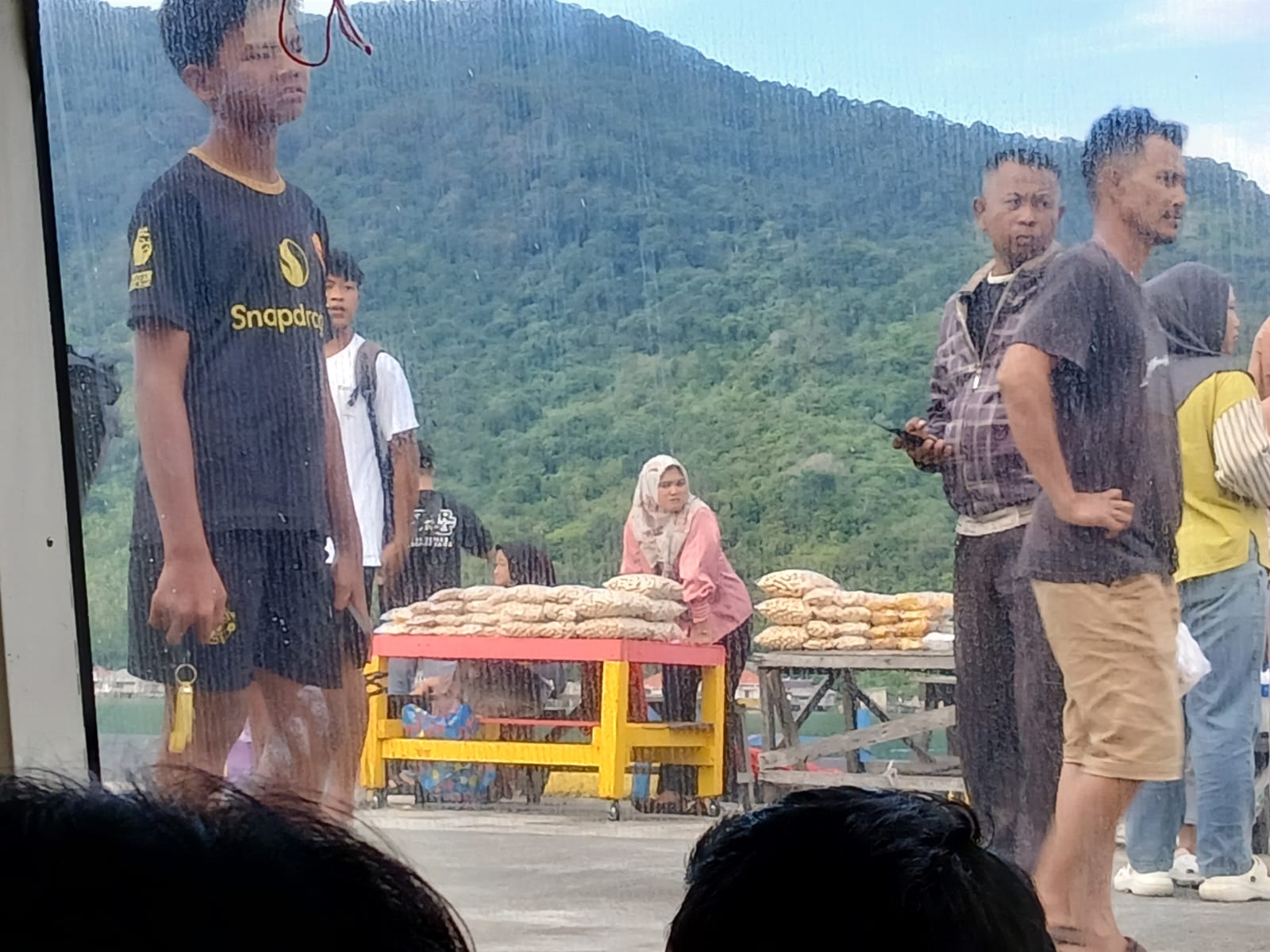 Sejumlah pedagang di Pelabuhan Berhala, Pulau Jemaja sedang menjajakan dagangannya. Pedagang berharap ada pembangunan kios untuk mereka.