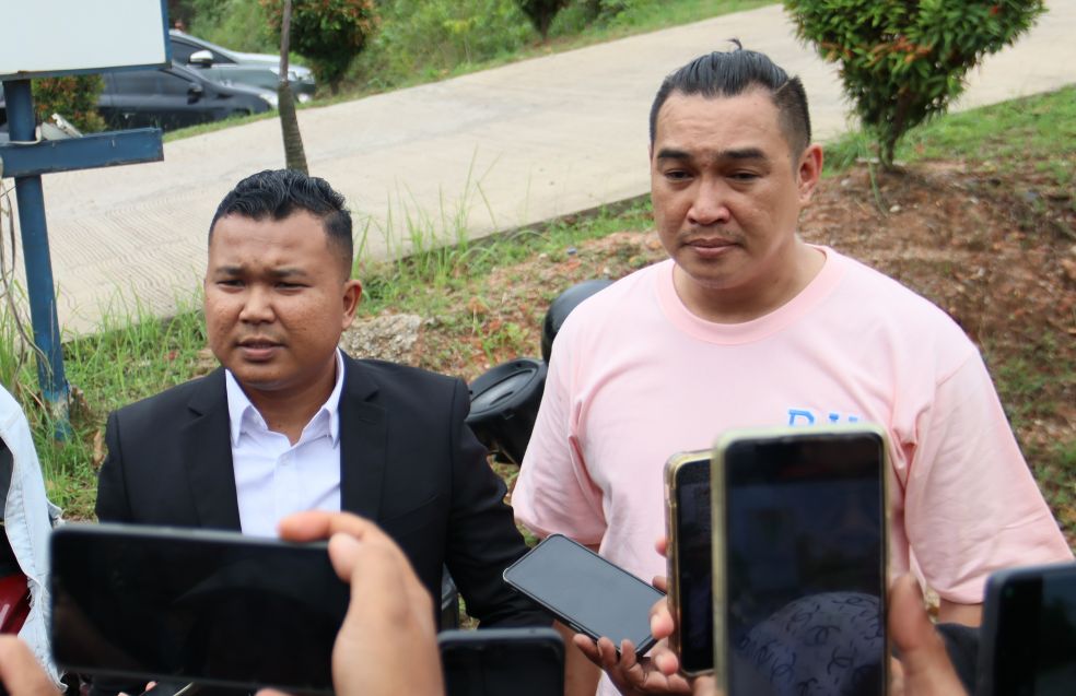 Pengacara korban besama korban pemerasan yang di lakukan oleh oknum aparat memberilkan keterangan, Senin (3/11).