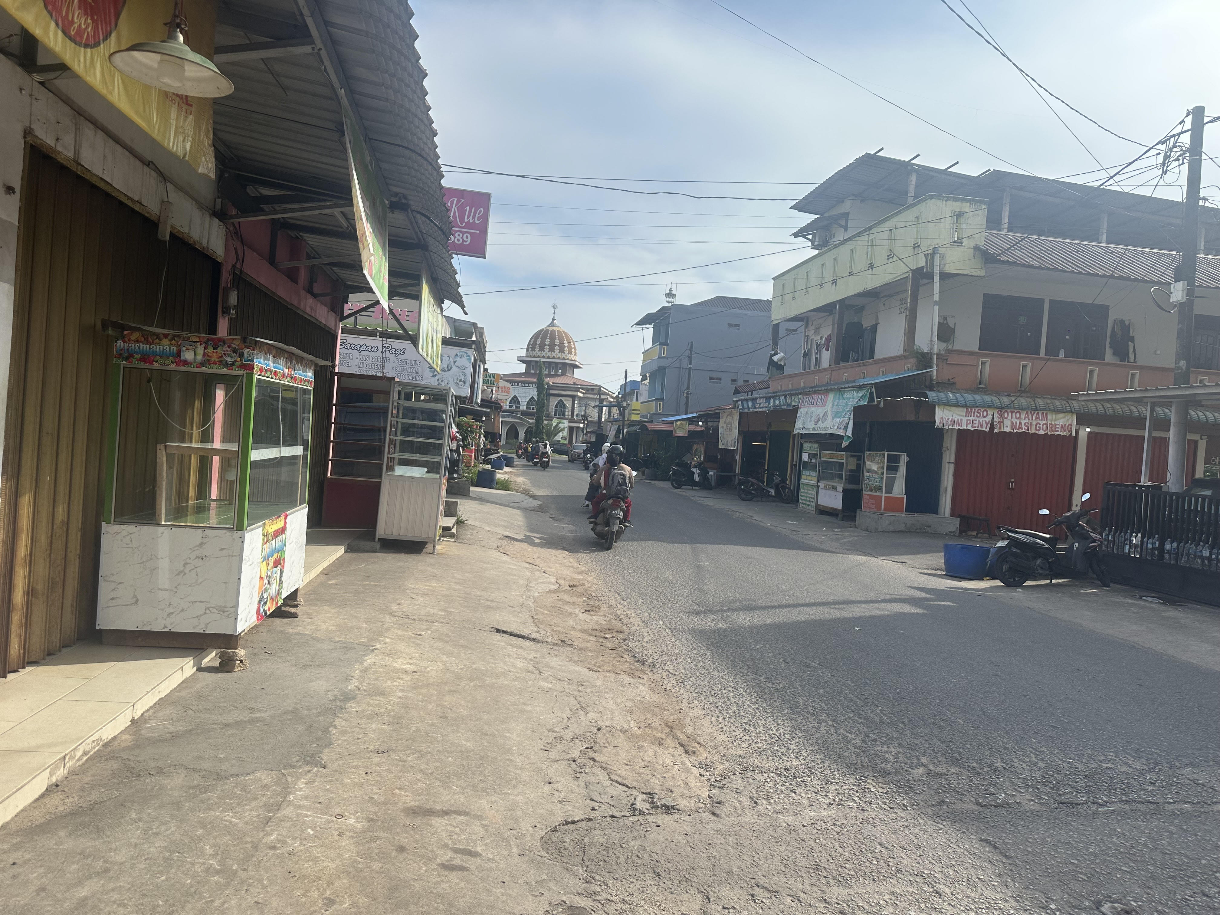 Para pedagang di kawasan Genta I kompak menutup usaha sebagai bentuk protes.