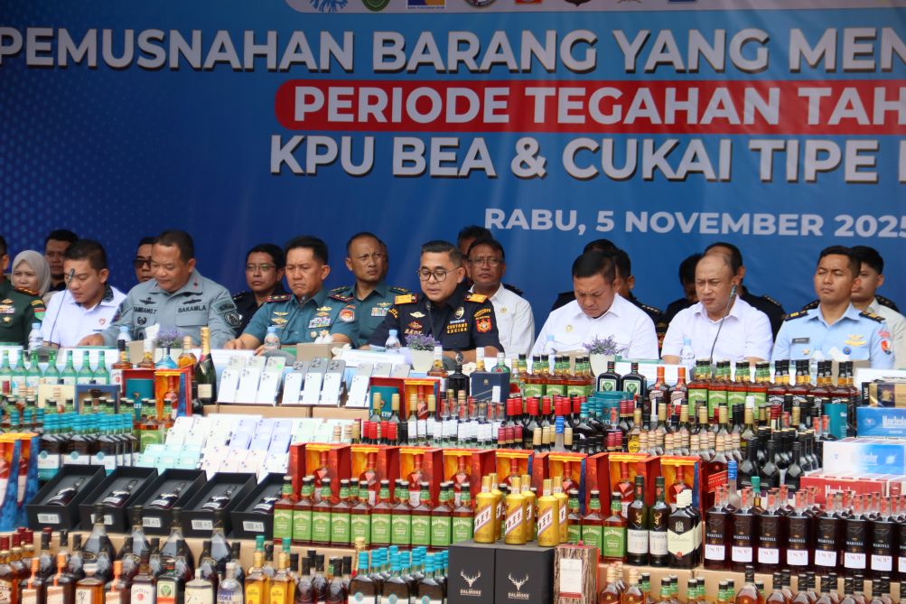 Kepala Bea Cukai Batam Zaky Firmansyah bersama Muspida melakukan pemusnahan barang menjadi milik negara hasil tegahan priode tahun 2025 dikantor Bea Cukai Batam, Rabu (5/11).
