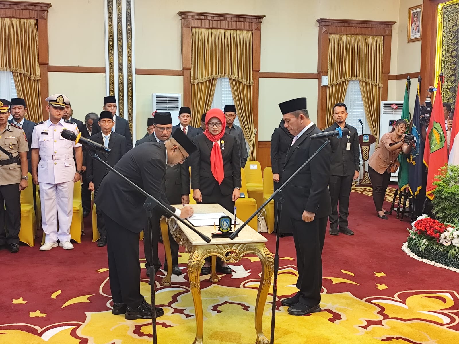 Luki Zaiman saat dilantik sebagai Penjabat Sekda Kepri, Rabu (5/11) di Gedung Daerah Tanjungpinnag.