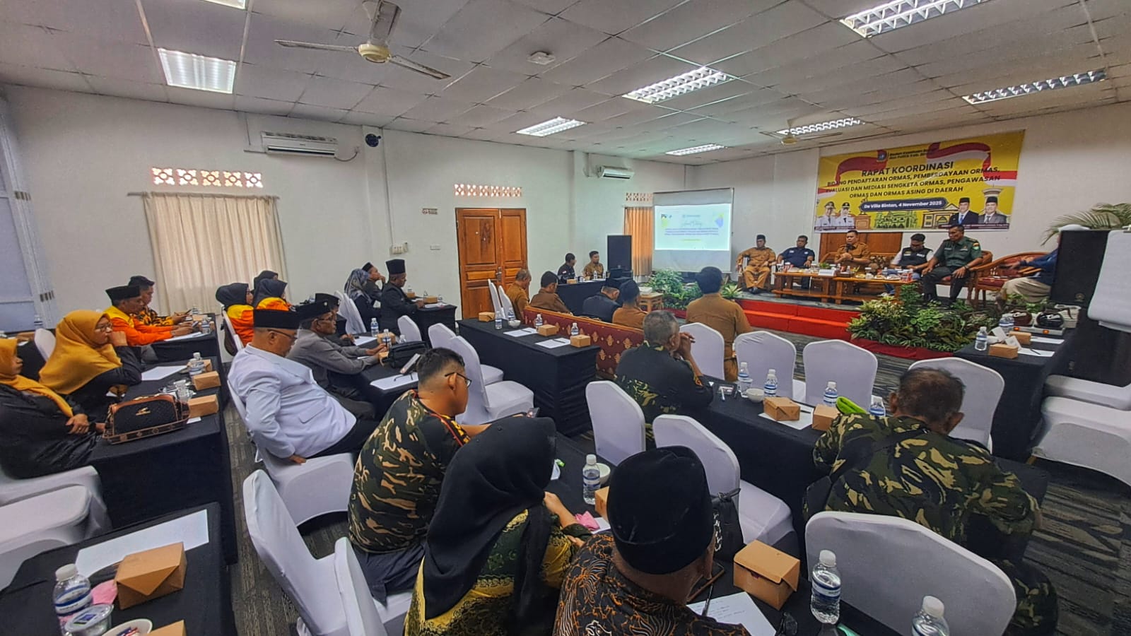 Sejumlah ormas di Bintan mengikuti kegiatan yang diadakan Badan Kesbangpol Bintan di De Bintan Villa, jalan Lintas Barat, Selasa (4/11) sore.