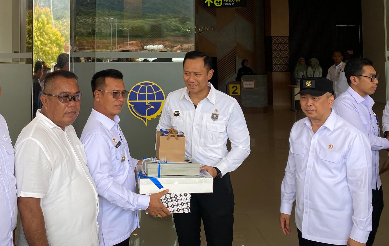 Menteri Koordinator Infrastruktur dan Pembangunan Kewilayahan, AHY menerima cinderamata dari Bupati Anambas, Aneng usai mengunjungi Pulau Jemaja.