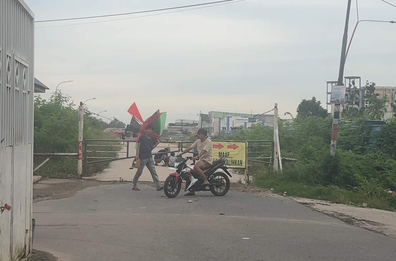 Akses jalan yang ditutup membuat pedagang di Genta I, Batuaji, meradang.