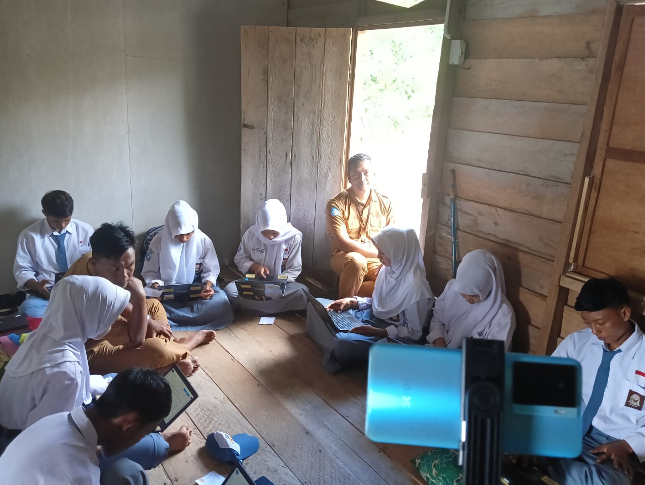 Pelajar di Lingga harus masuk rumah warga untuk menemukan jaringan internet.