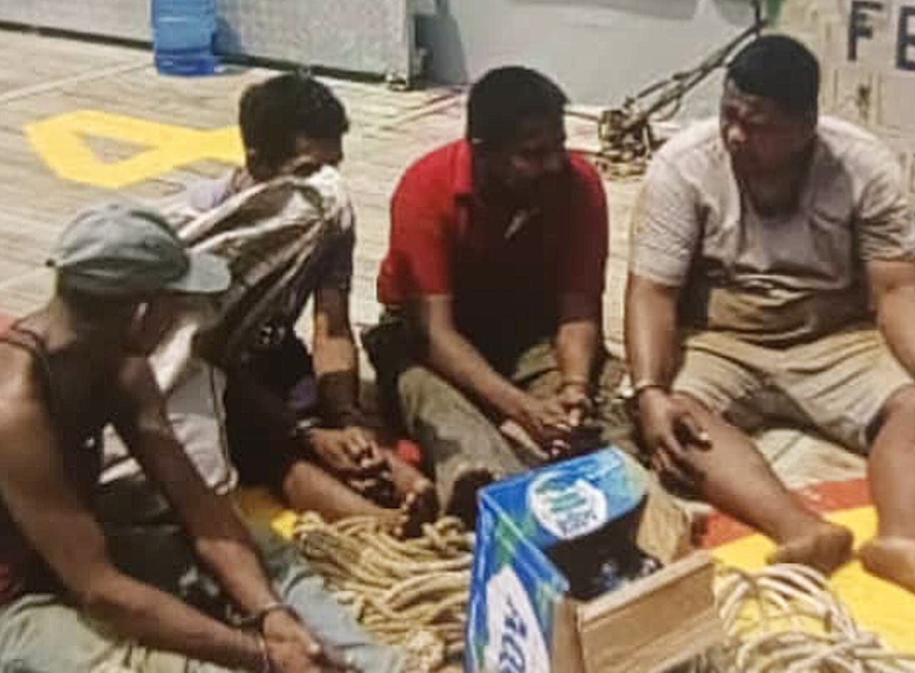 Empat warga Kabupaten Anambas saat diamankan petugas APMM karena menjarah isi kilang minyak milik Petronas.
