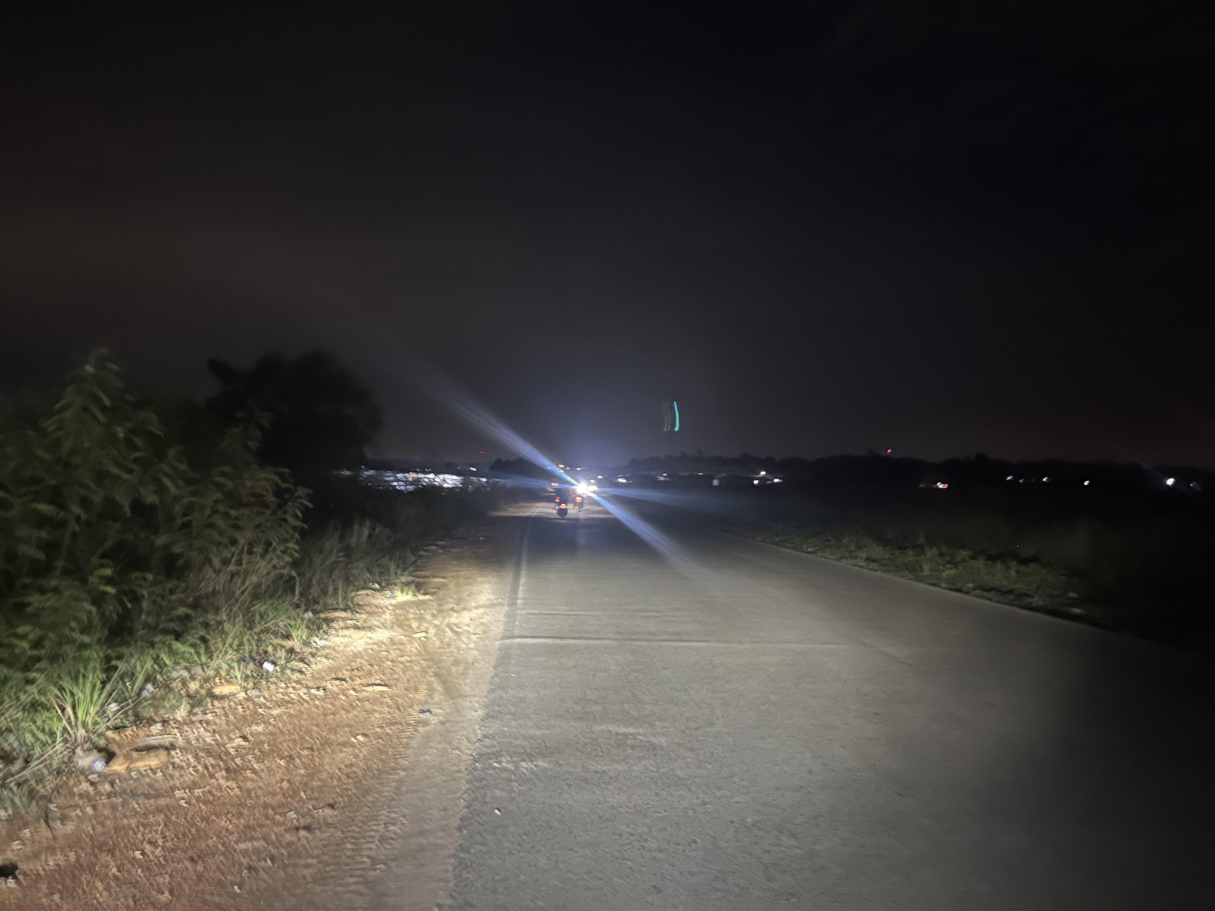 Kondisi jalan Sambau yang gelap tiap malam, belum ada lampu penerangan jalan.