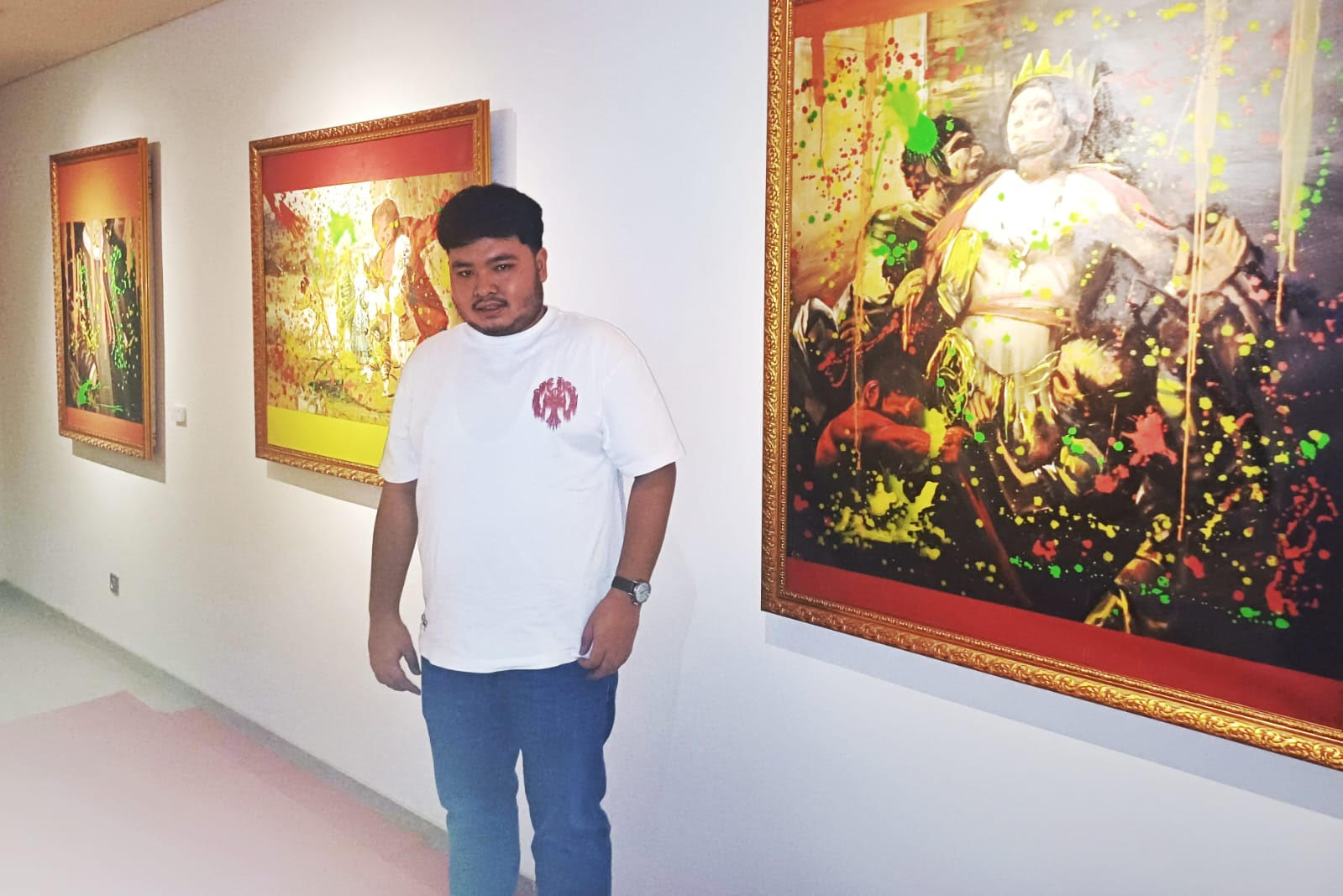 Alexander Chris di antara karya lukisannya di Artotel Hotel, Jumat (31/10/2025).