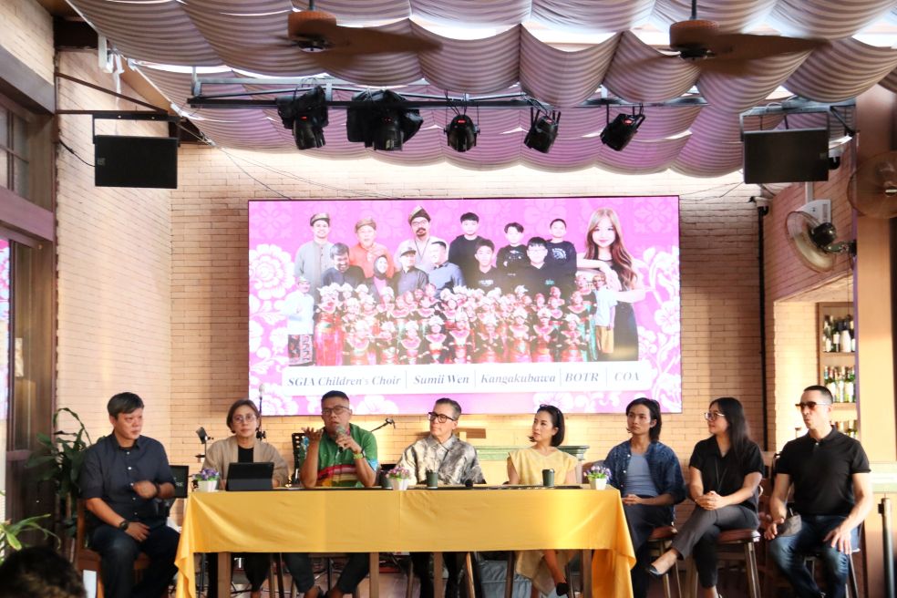Kadisbudpar Kota Batam, Ardiwinata  bersama Founder and Advisor Bajafash Indina Putri Fadjar, desainer asal Malaysia Eric Choong saat beri keterangan pers.