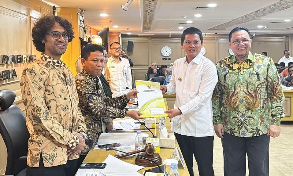 Wakil Bupati Anambas, Raja Bayu (dua dari kanan) didampingi anggota DPD RI dapil Kepri, Ria Saptarika saat menyerahkan nota usulan percepatan UU Daerah Kepulauan ke pimpinan DPD RI.