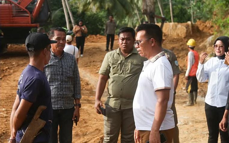Bupati Anambas, Aneng meninjau pembukaan jalan dari Teluk Kaut menuju Atap di Pulau Jemaja