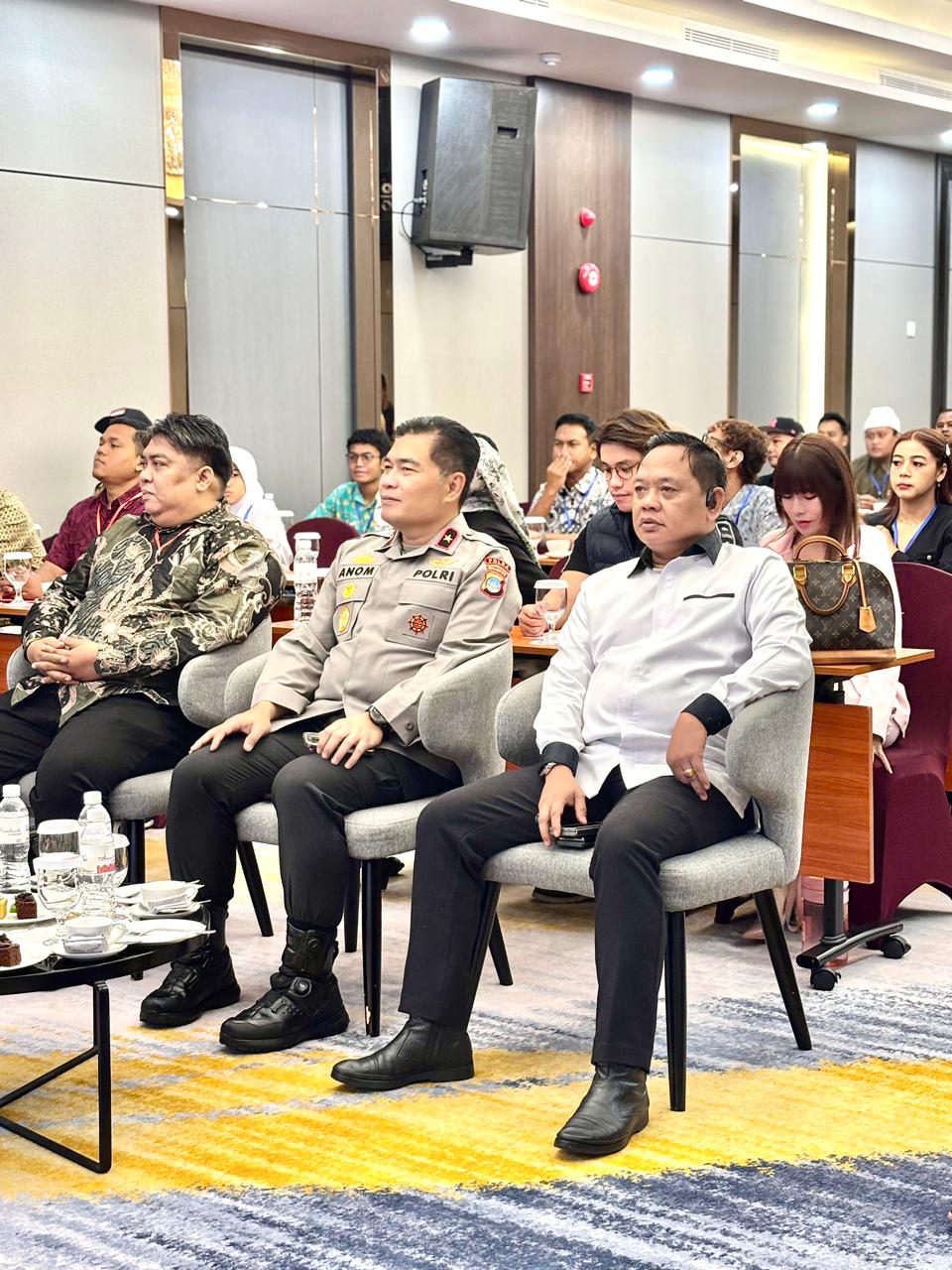 Direktur Intelkam Polda Kepri, Kombes Agung Budi Leksono (kanan) saat mendampingi Wakapolda Kepri dalam suatu kegiatan beberapa waktu lalu.