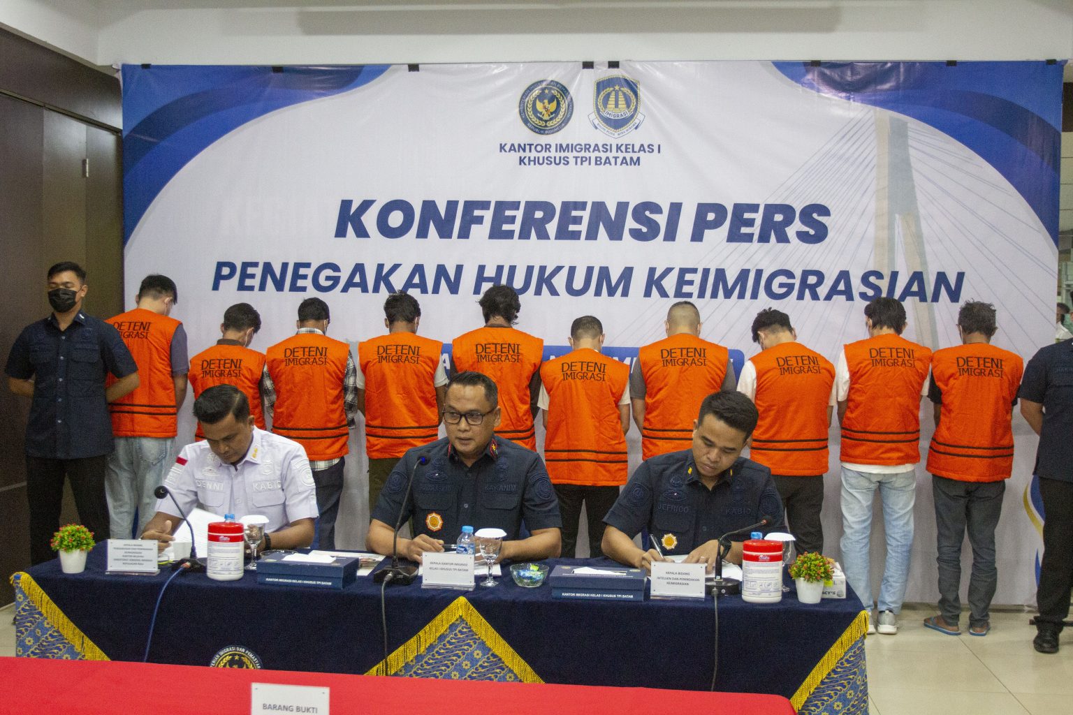 Kepala Kantor Imigrasi Kelas I TPI Batam, Hajar Aswad saat memberikan keterangan terkait penindakan sejumlah warga negara asing (WNA) yang melanggar izin tinggal dan aturan keimigrasian di Kota Batam.