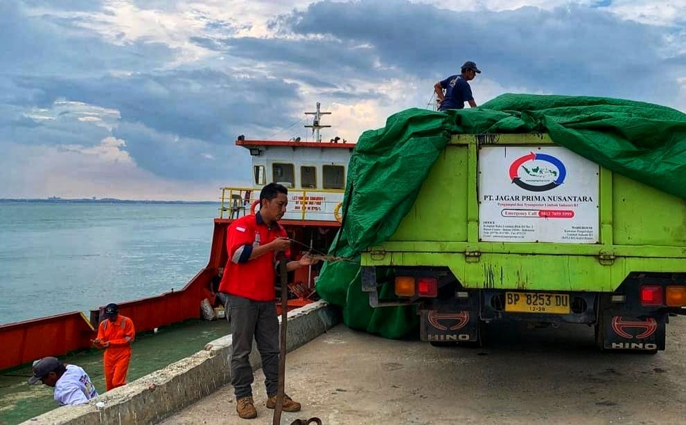 Kapal yang diduga mengangkut limbah B3 dari Pertamina saat sandar di Pelabuhan Kota Segara di Kampung Mentigi,  Tanjunguban, Kecamatan Bintan Utara, akhir Oktober lalu.
