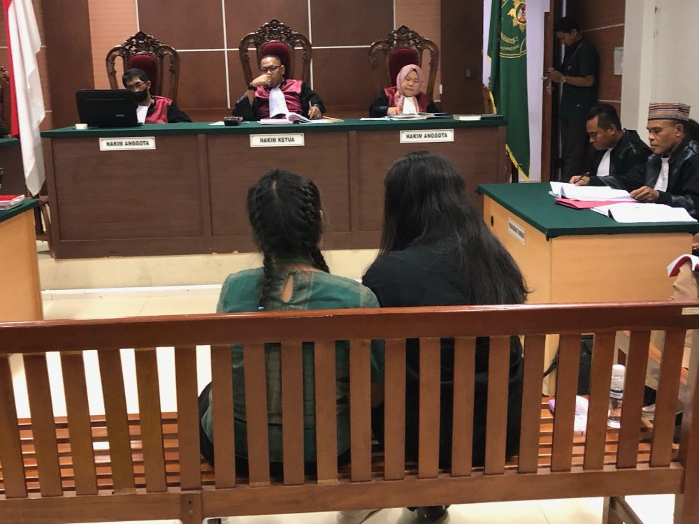 korban kasus penyiksaan ART saat memberi keterangan di ruang PN Batam, Kamis (6/11).