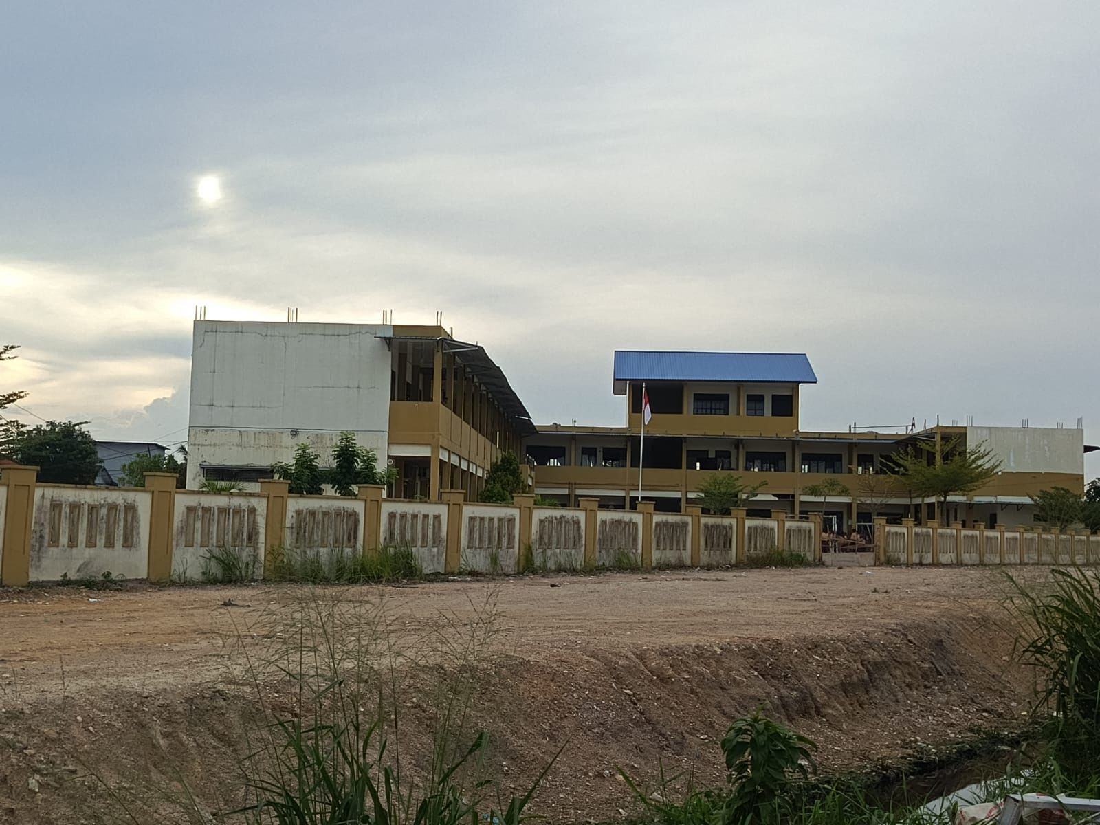 Proyek pembukaan jalan baru untuk SDN 013 Sekupang di Marina, Kelurahan Tanjungriau.