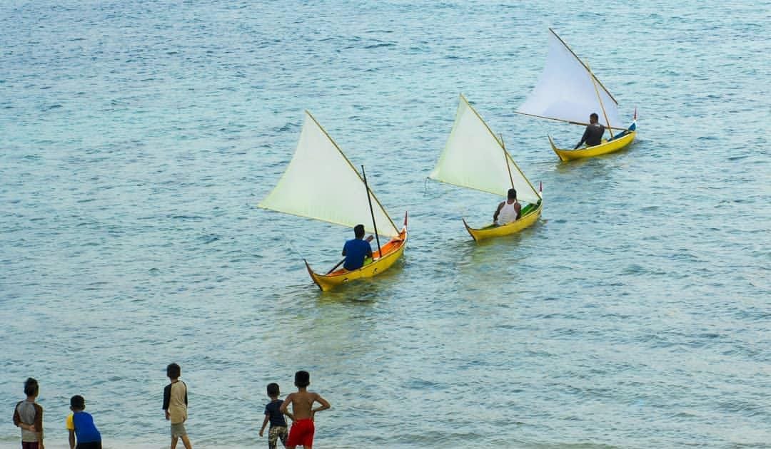 Sejumlah anak sedang melihat tiga buah jongkong layar yang sedang berlayar di Desa Nyamuk. Warga setempat mendorong konsep sport tourism untuk gaet wisatawan, selama ini hanya berfokus dibidang budaya