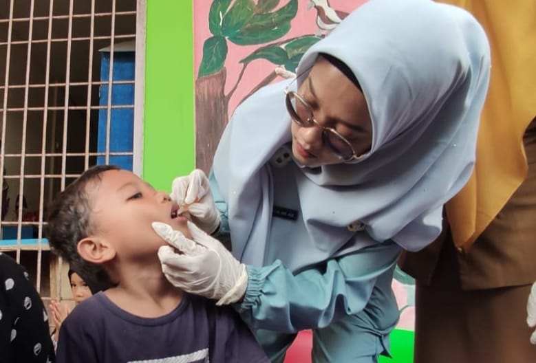 Anak usia dini di Tanjungpinang diberikan vaksin polio di TK Senggarang.