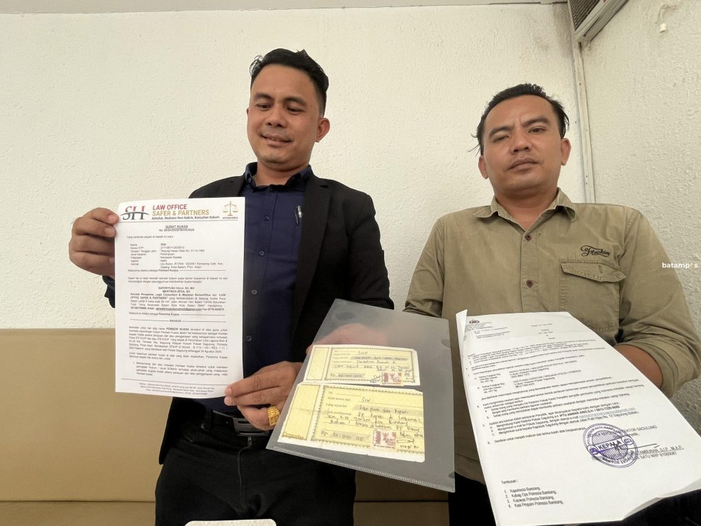 Kuasa hukum Siin menunjukkan bukti nota pembelian rumah dan surat LP.