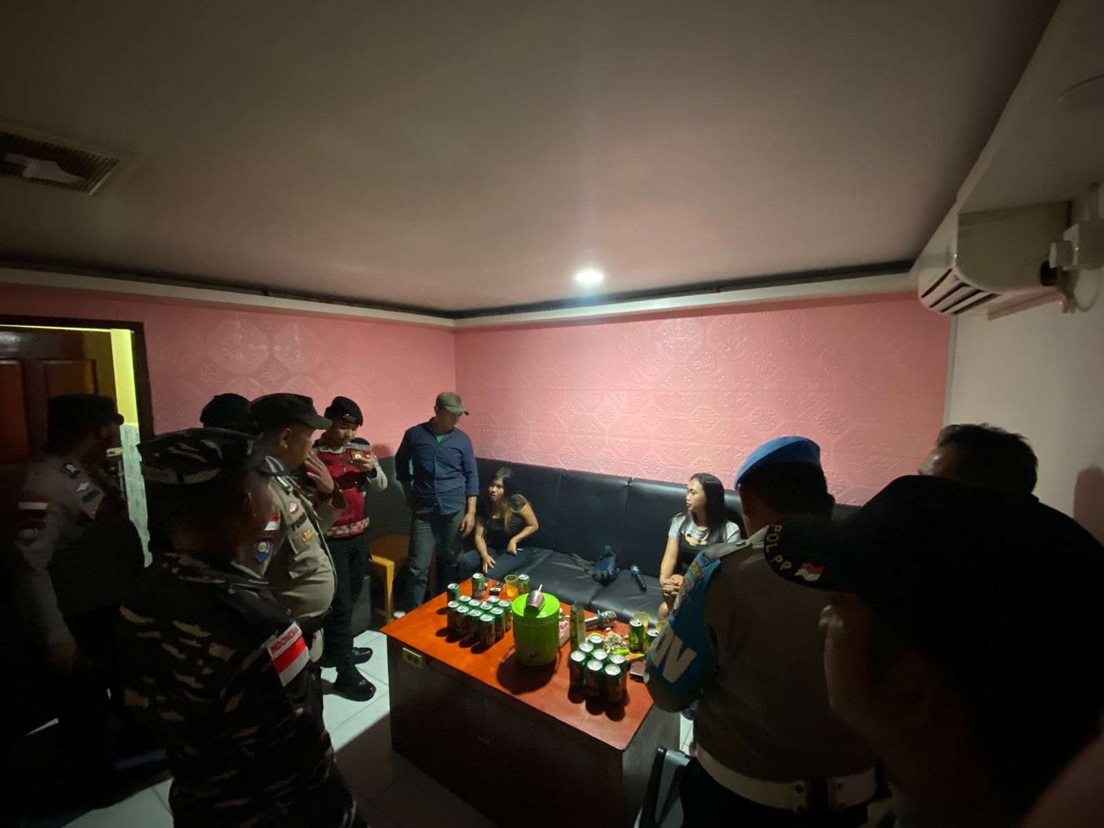 Seorang pria sedang diinterogasi petugas usai bernyanyi bersama sejumlah LC di salah satu THM yang ada di Jemaja, Sabtu, (8/11) malam.