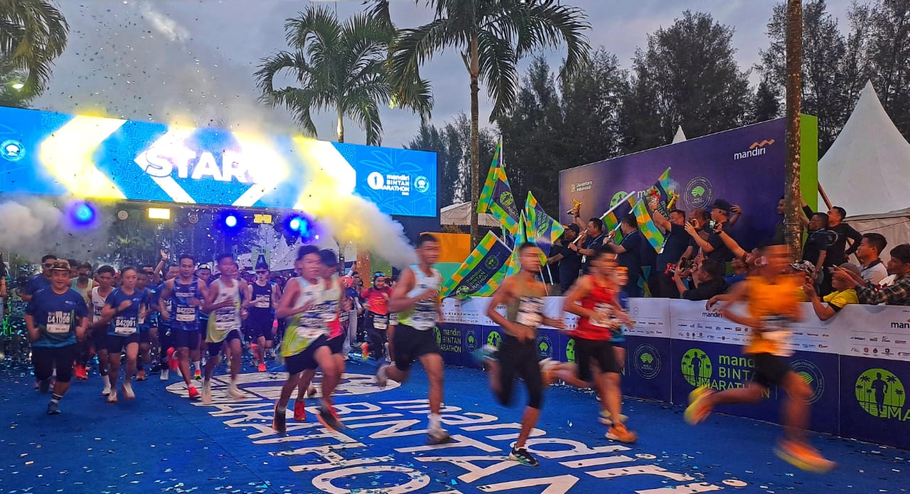 Peserta Mandiri Bintan Marathon Ke-4 tahun 2025 setelah flag off di Lagoi Bay, kawasan Bintan Resorts Lagoi, Minggu (9/11).