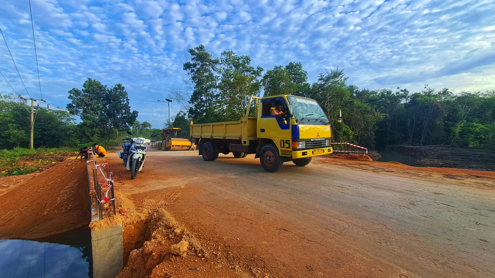 Kendaraan melintas di jembatan penghubung antara Gesek dan Tirta Madu Kilometer (Km) 20, Kecamatan Toapaya.