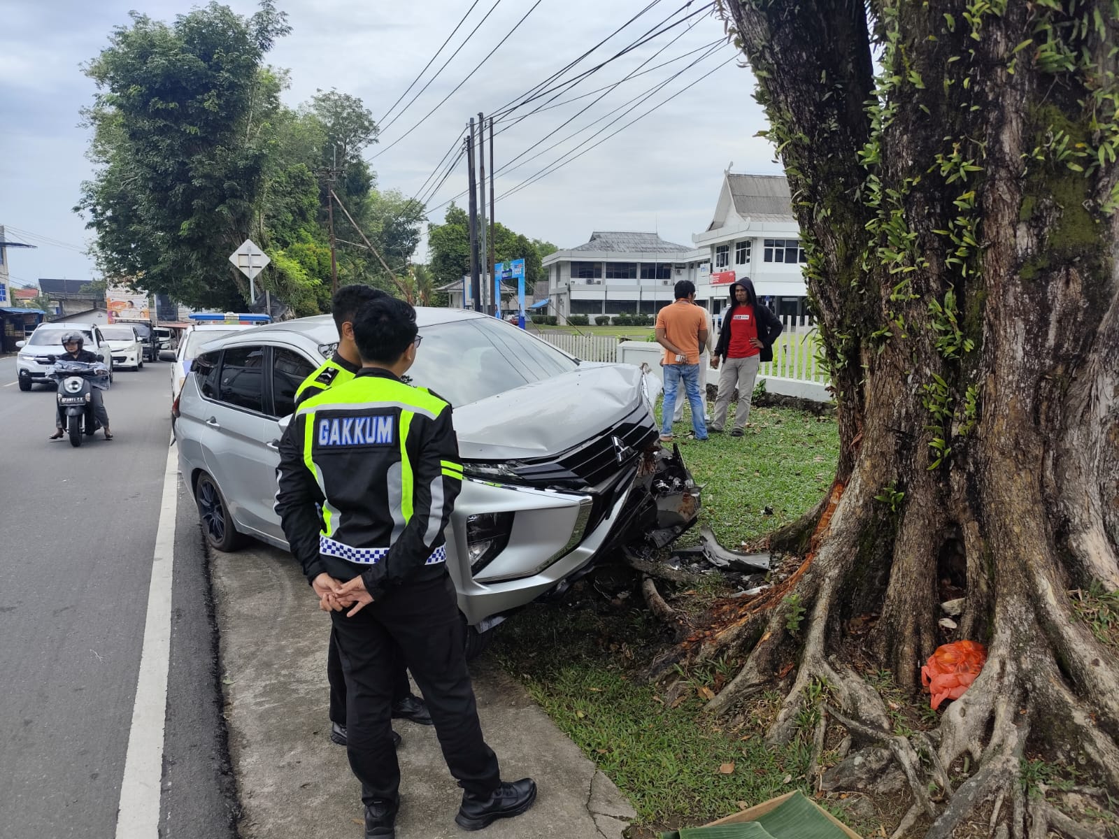 Polisi saat melakukan olah tempat kejadian perkara kecelakaan mobil tabrak pohon di Jalan Ahmad Yani Tanjungpinnag, Minggu (9/11).