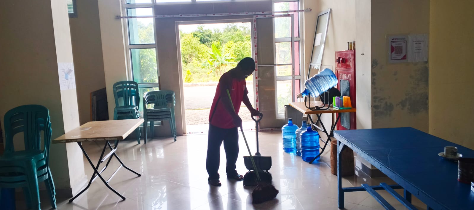 Fefen, sang penjaga Kantor Bupati Anambas sedang membersihkan area kantor.