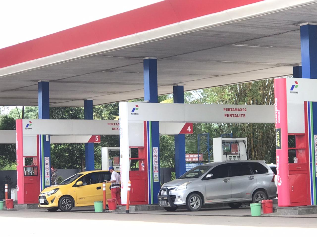 mobil saat mengisi bbm di SPBU. Sejumlah SPBU di Batam kosong pertamax ron 92 dan pertamax turbo.