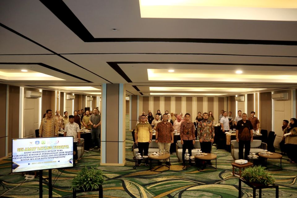 Foto bersama saat rapat koordinasi pelaksanaan kebijakan perdagangan bebas BP Tanjungpinang, Kamis (6/11).