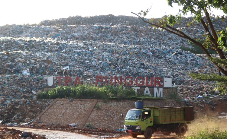 Tumpukan sampah yang berada di Tempat Pembuangan Akhir (TPA) Punggur, Senin (10/11).