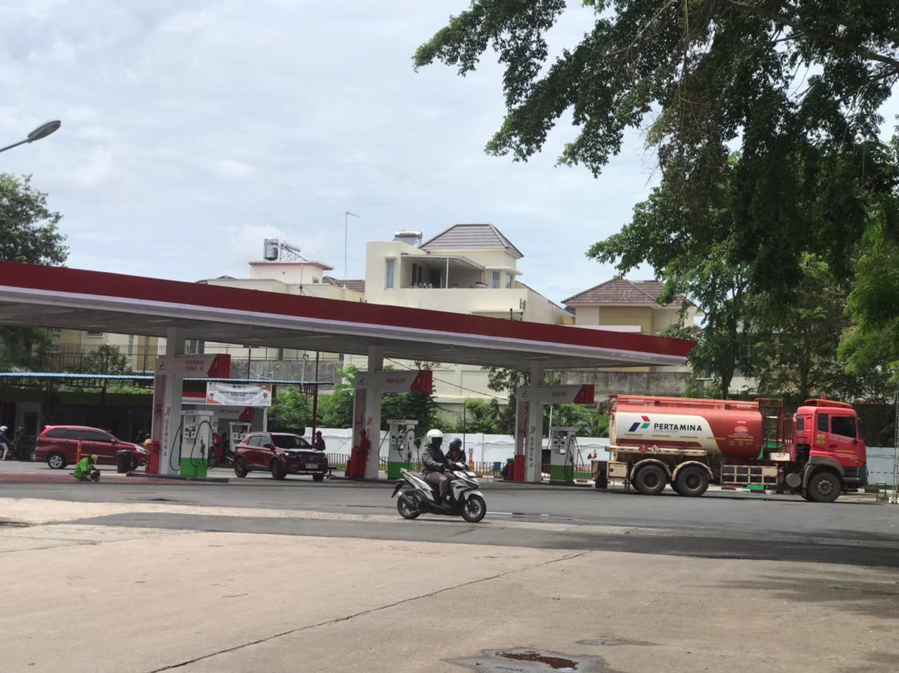 Aktivitas pengisian BBM di salah satu SPBU.