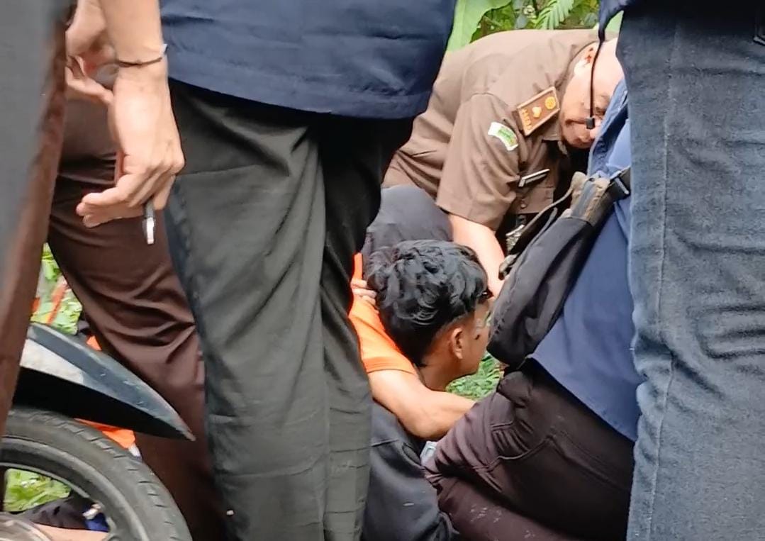 Tersangka memperagakan aksinya saat menghabisi korban di Jalan MH Thamrin, Desa Tarempa Selatan, Senin (10/11).