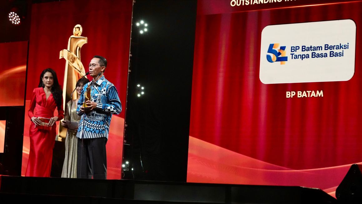 Amsakar saat menerima penghargaan di Ajang Indonesia Kita Awards 2025.