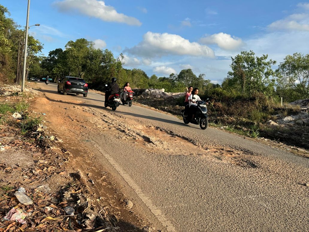 Lubang di jalan raya di daerah Tanjungriau, Batam sangat membahayakan pengendara.