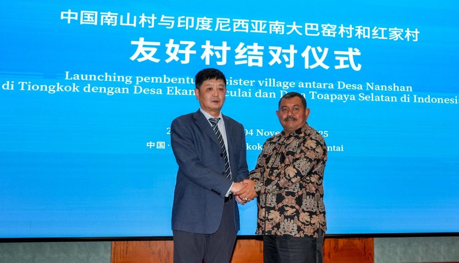Kades Ekang Anculai, Zaili Adi foto bersama perwakilan Nanshan Group di sela-sela kegiatan Benchmarking Kepala Desa ke Tiongkok Angkatan ke-5.