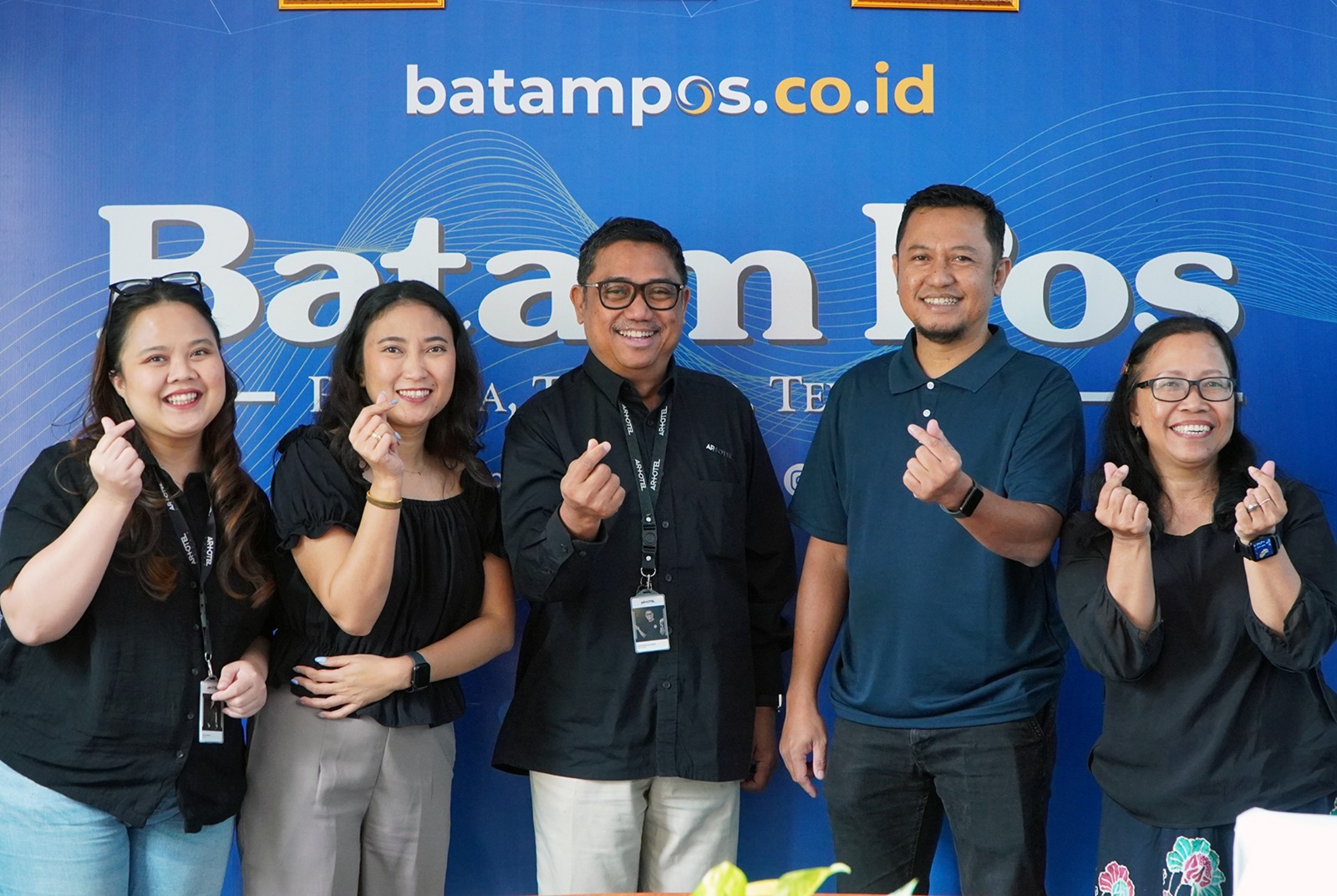 General Manager Artotel Batam, M. Isa Ismail bersama tim foto bersama Direktur Online Batam Pos, Raden Yusuf Hidayat dan tim redaksi.