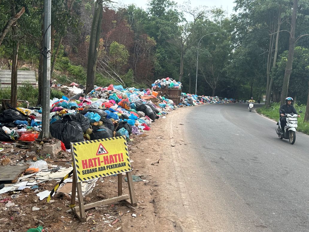 Sampah yang menumpuk di sepanjang jalan di daerah Tanjungriau, Batam, Rabu (12/11).