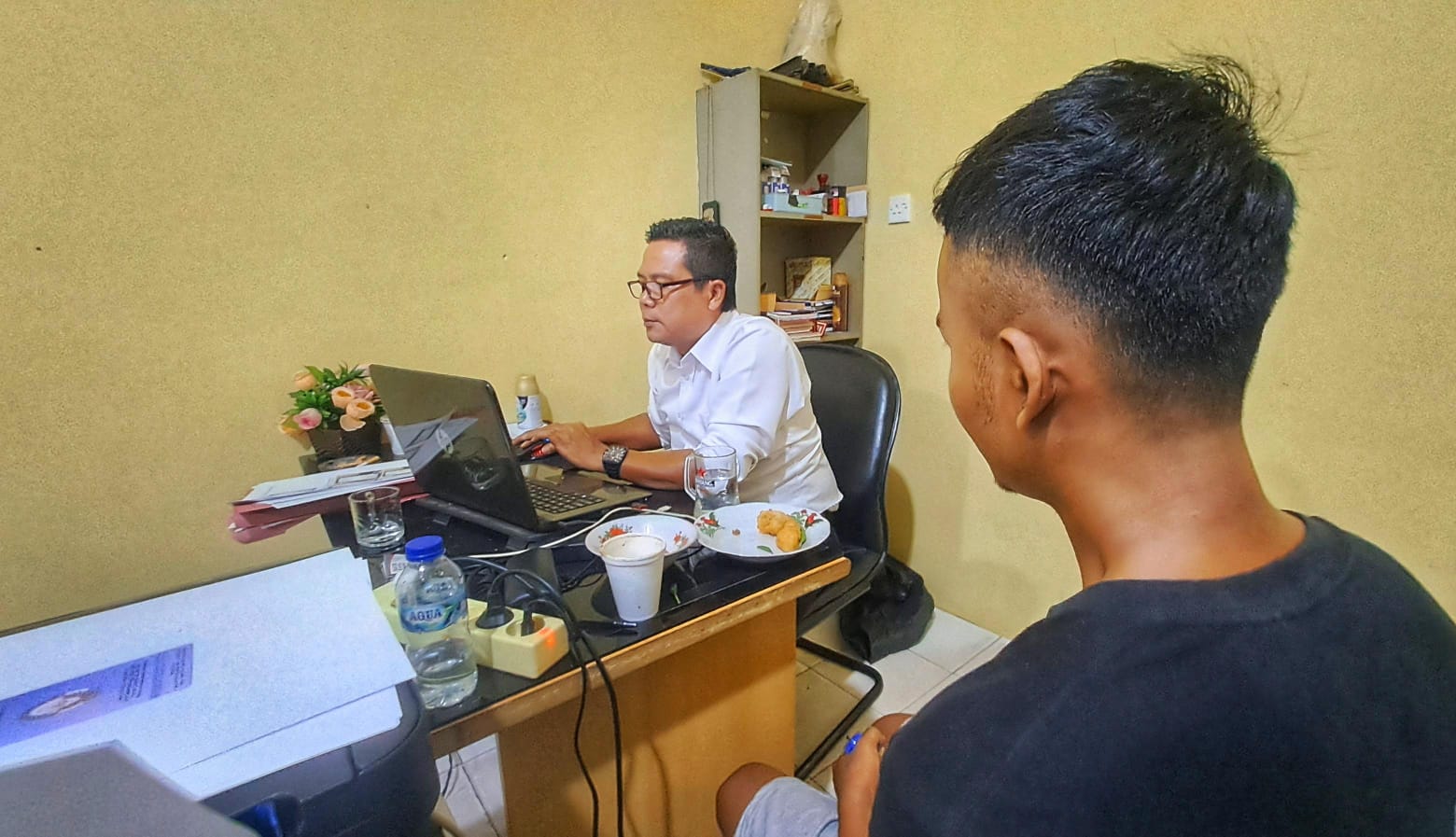 Pelaku, MF saat diperiksa oleh penyidik di Polsek Bintan Utara, Rabu (12/11) sore.