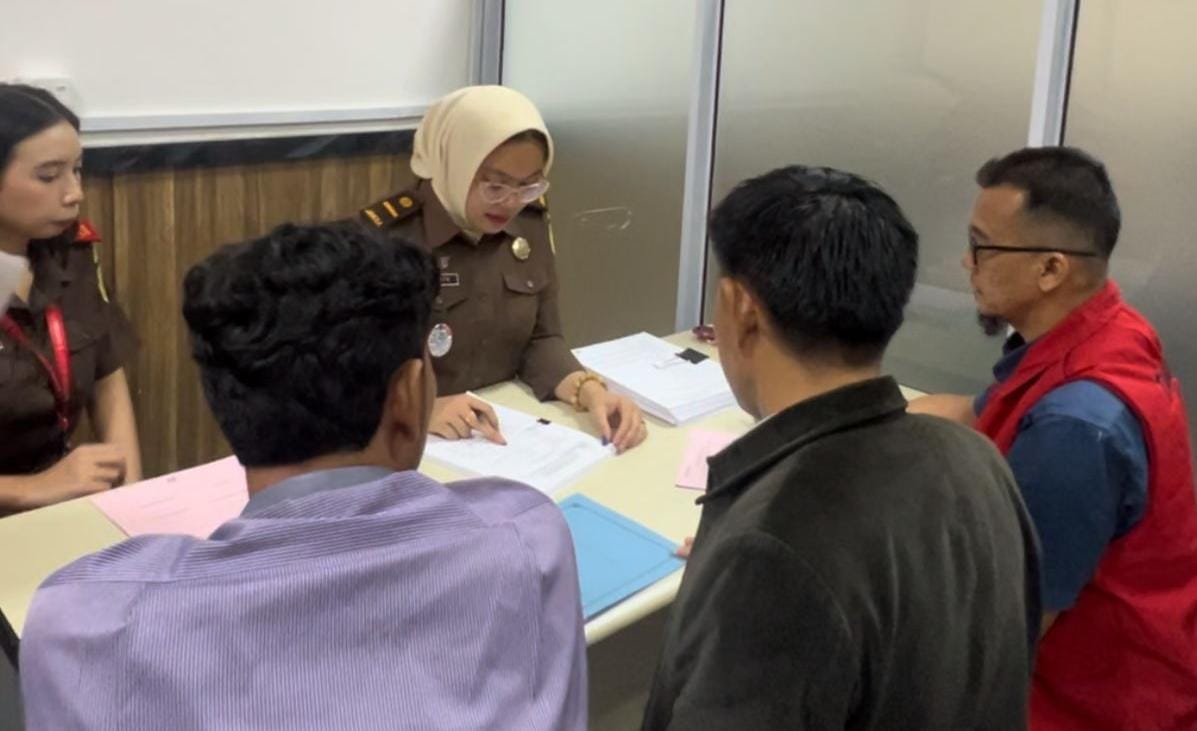 Penyerahan berkas perkara dan tersangka dugaan korupsi PNBP Jasa Kepelabuhan atas Kapal Rig Setia oleh Kejari Bintan pada Selasa (11/11).