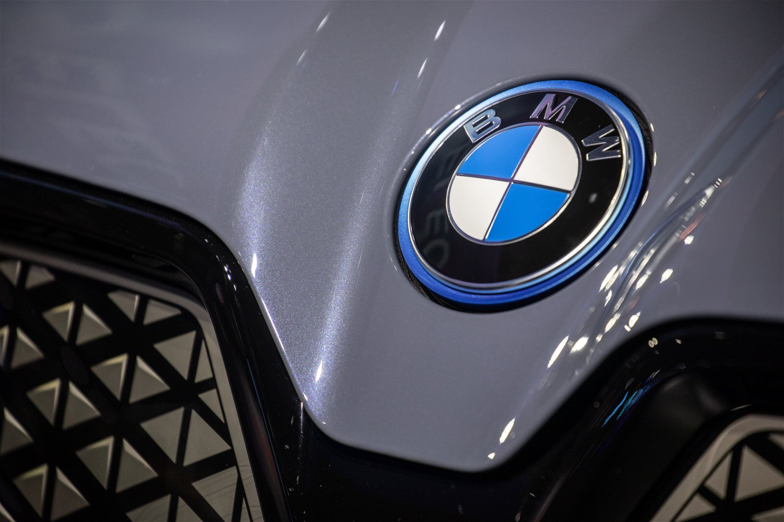 Dua organisasi asal Belanda melayangkan gugatan kepada BMW.