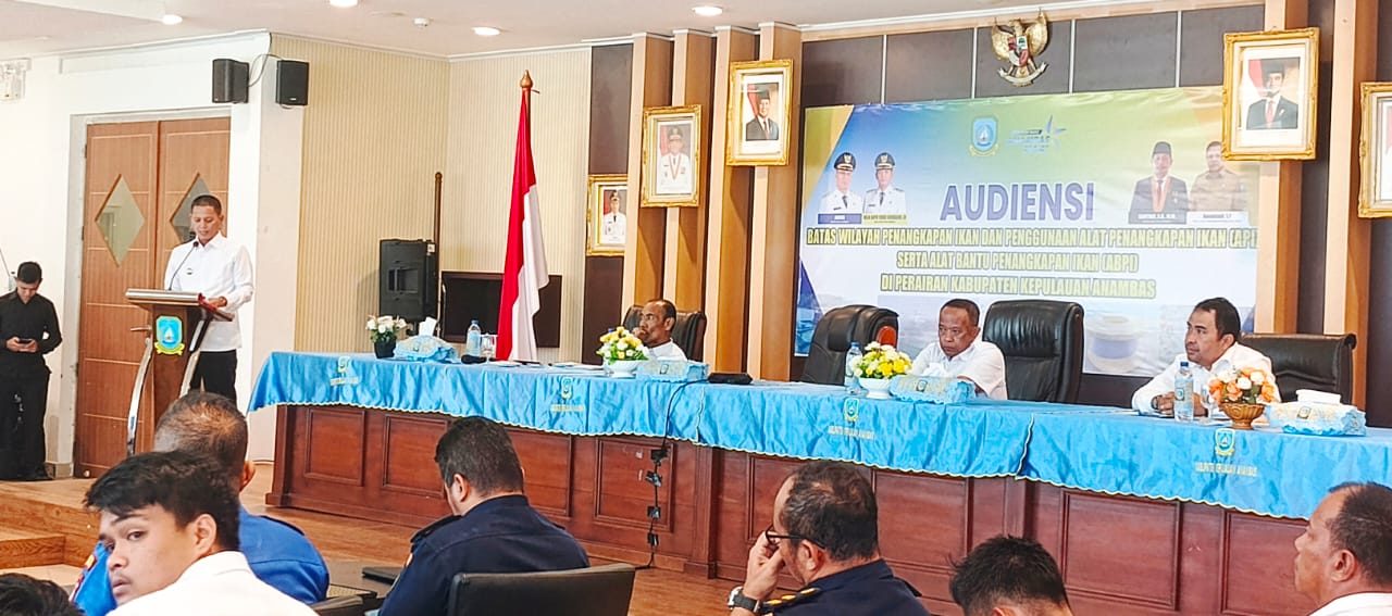 Wakil Bupati Anambas, Raja Bayu (berdiri dipodium) saat memberikan arahan mengenai konflik internal nelayan.