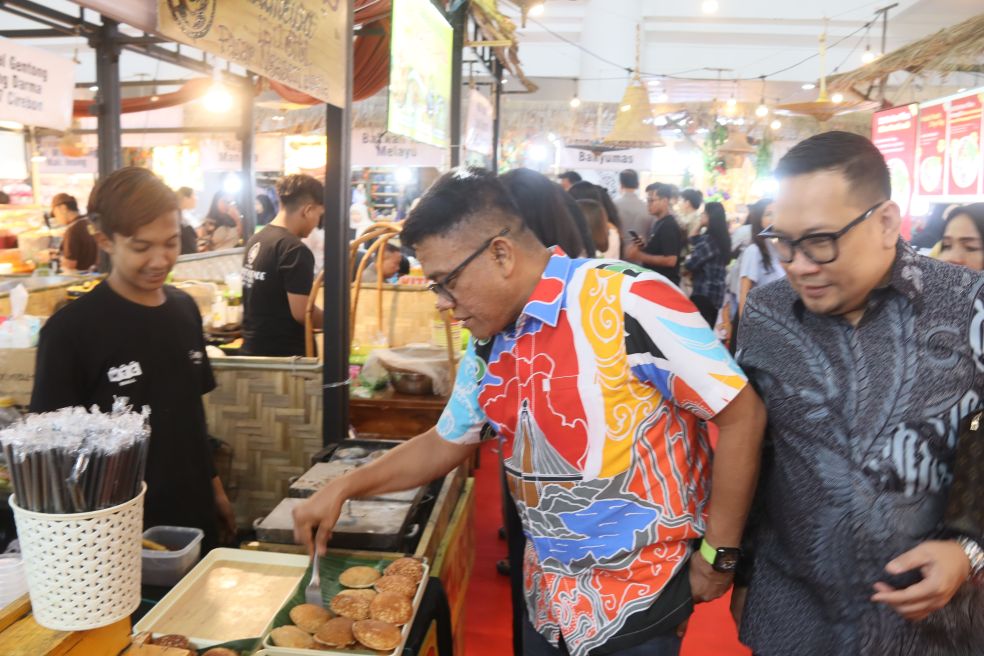 Kepala Dinas Pariwisata kota Batam Ardiwinata bersama CEO Samsaka Grup Febriyanto Rachmat dan undangan meninjau stan makanan pada festival kuliner Tjap Legend di Megamall Batam Center, Kamis (12/11).